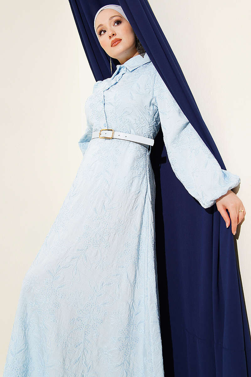 https://cdn.pazarium.com.tr/kemerli-cicek-nakisli-dugmeli-elbise-bebe-mavi-780347-19-B.jpg
