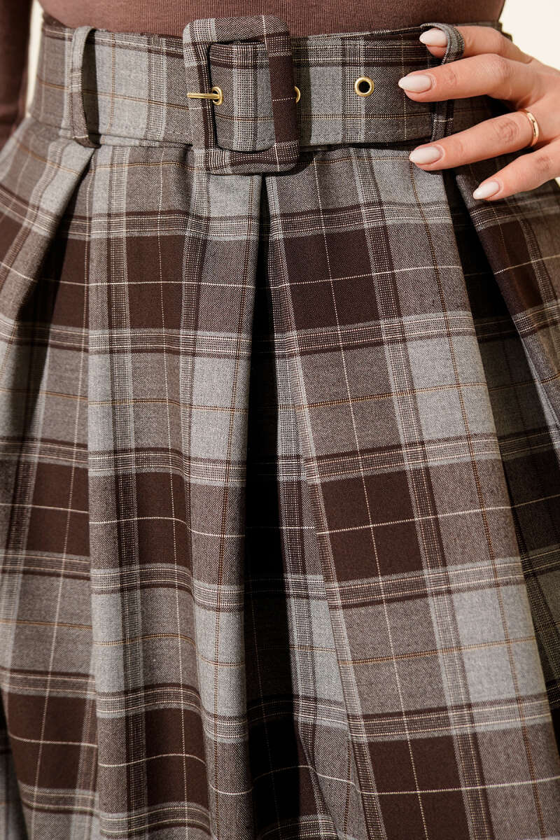https://cdn.pazarium.com.tr/kemerli-ekose-desen-pensli-etek-gri-723788-17-B.jpg