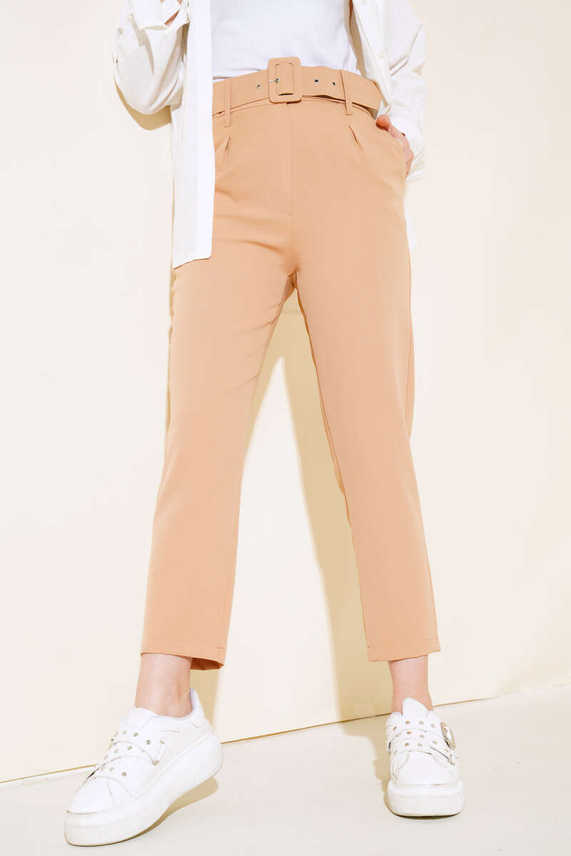 https://cdn.pazarium.com.tr/kemerli-kopcali-kumas-pantolon-latte-462419-10-B.jpg