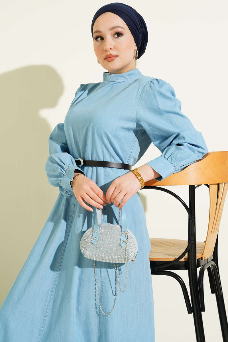 https://cdn.pazarium.com.tr/kemerli-kot-gorunumlu-klos-elbise-acik-mavi-739427-18-B.jpg