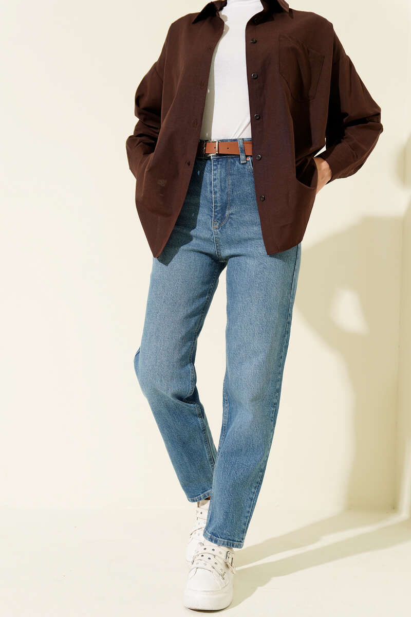 https://cdn.pazarium.com.tr/kemerli-mom-jeans-pantolon-acik-mavi-715047-17-B.jpg