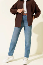 https://cdn.pazarium.com.tr/kemerli-mom-jeans-pantolon-acik-mavi-715049-17-B.jpg