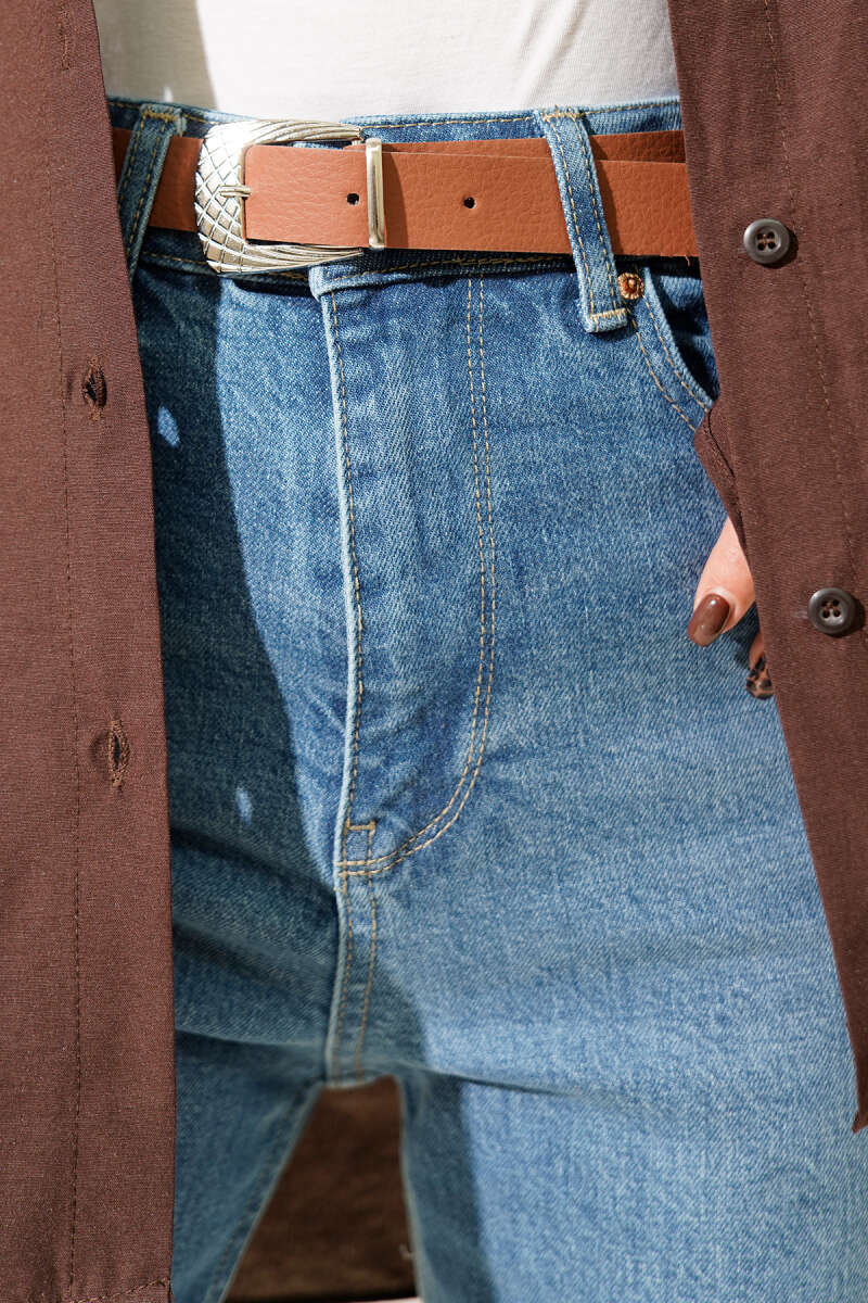 https://cdn.pazarium.com.tr/kemerli-mom-jeans-pantolon-acik-mavi-715052-17-B.jpg