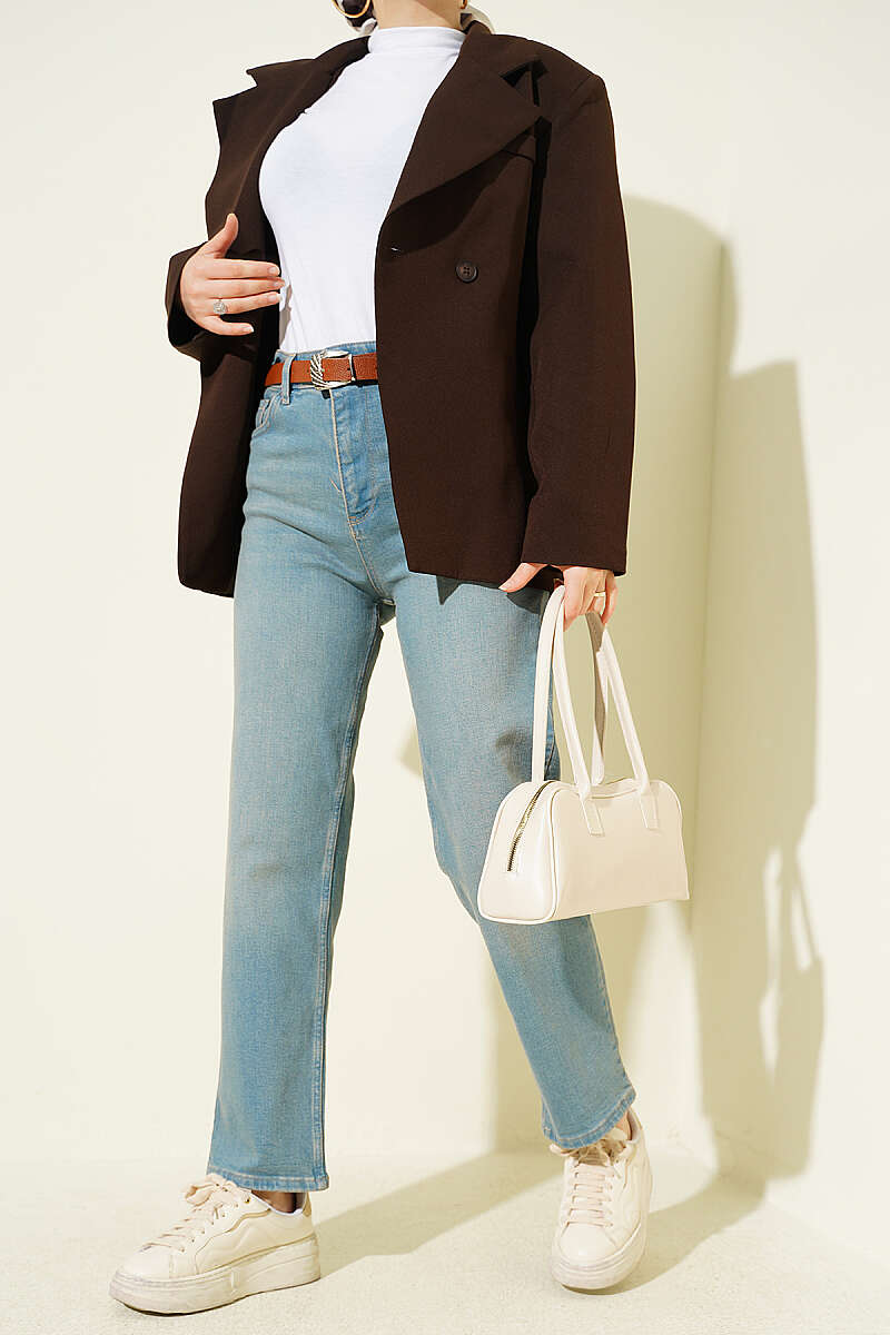https://cdn.pazarium.com.tr/kemerli-mom-jeans-pantolon-acik-tint-780422-19-B.jpg
