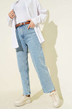 https://cdn.pazarium.com.tr/kemerli-mom-jeans-pantolon-kar-acik-780420-19-B.jpg