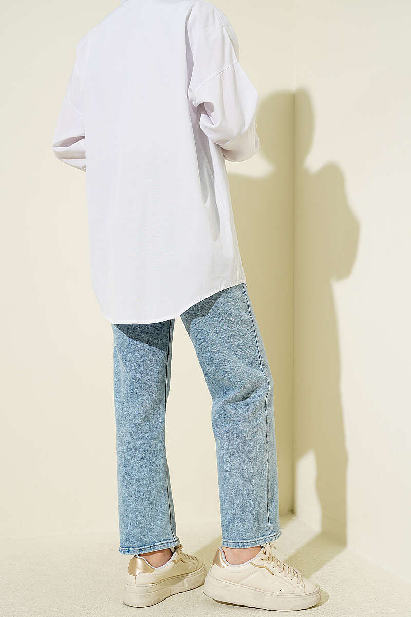https://cdn.pazarium.com.tr/kemerli-mom-jeans-pantolon-kar-acik-780423-19-B.jpg