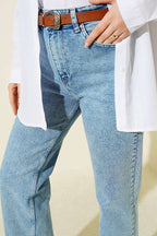 https://cdn.pazarium.com.tr/kemerli-mom-jeans-pantolon-kar-acik-780425-19-B.jpg