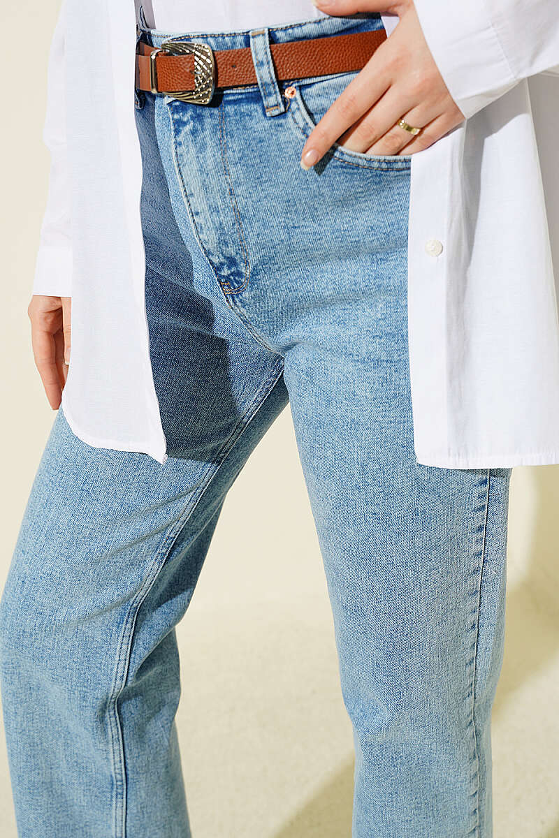 https://cdn.pazarium.com.tr/kemerli-mom-jeans-pantolon-kar-acik-780425-19-B.jpg