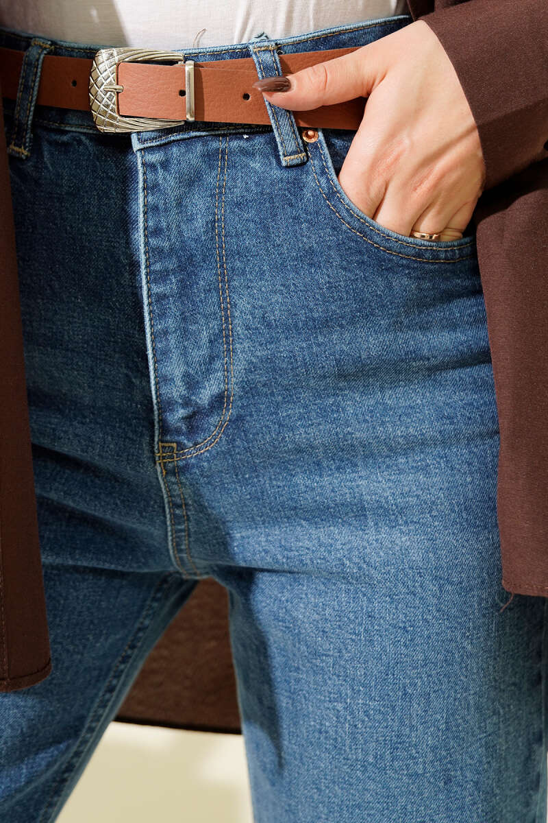 https://cdn.pazarium.com.tr/kemerli-mom-jeans-pantolon-mavi-715050-17-B.jpg