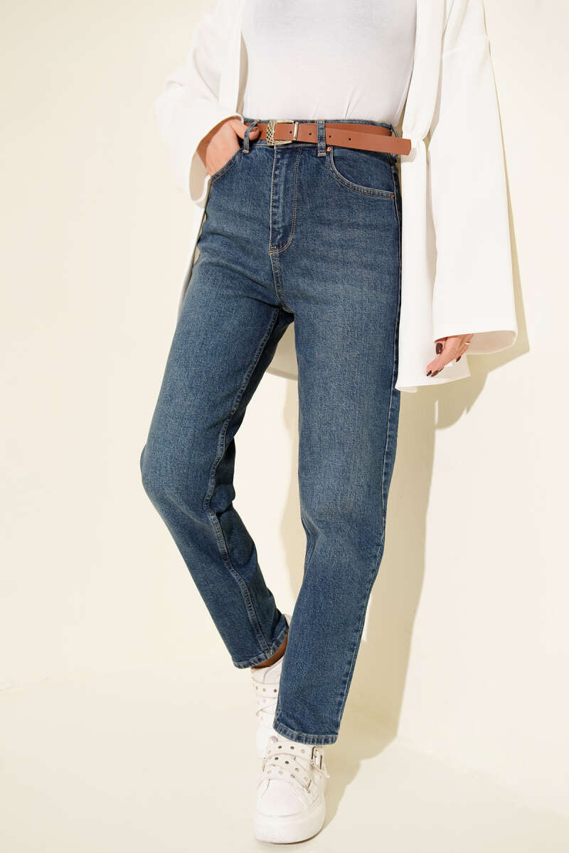 https://cdn.pazarium.com.tr/kemerli-mom-jeans-pantolon-tintli-715041-17-B.jpg