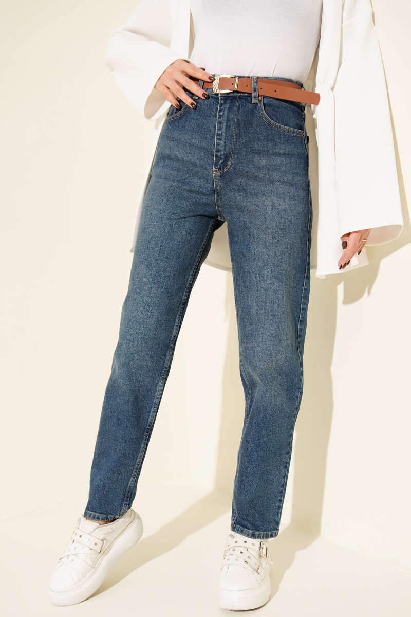 https://cdn.pazarium.com.tr/kemerli-mom-jeans-pantolon-tintli-715042-17-B.jpg