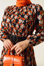 https://cdn.pazarium.com.tr/kemerli-piliseli-sifon-elbise-oranj-522643-12-B.jpg