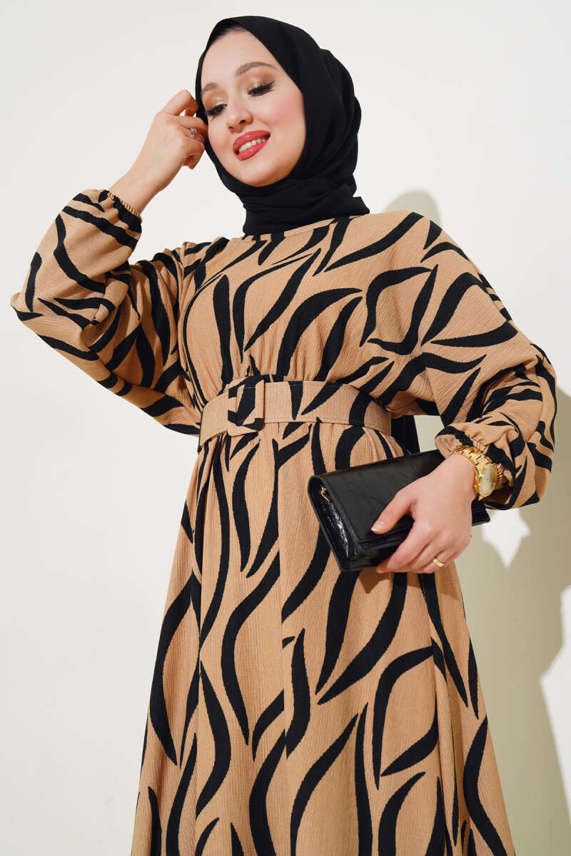 https://cdn.pazarium.com.tr/kemerli-yarasa-kol-kemerli-elbise-camel-553493-13-B.jpg