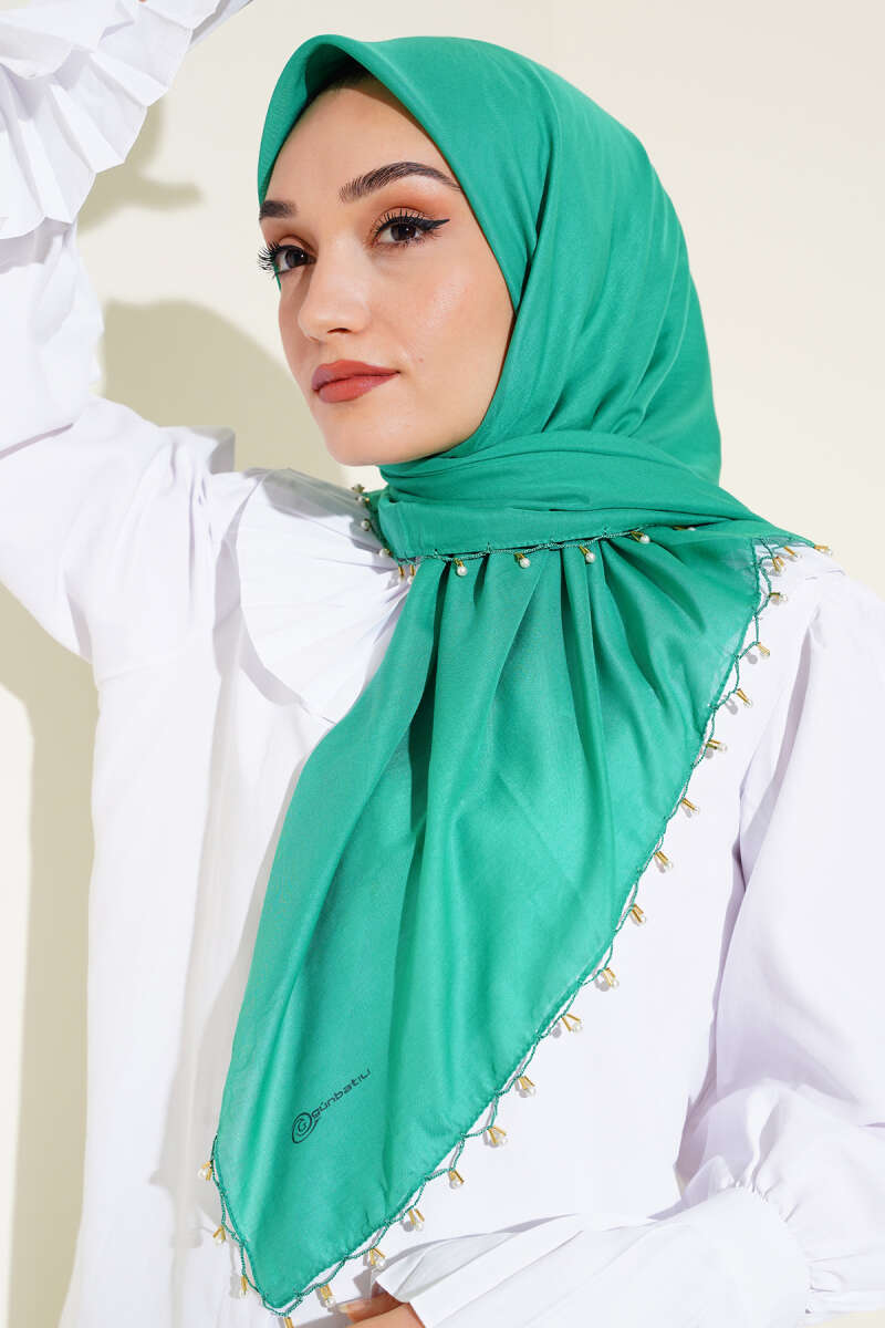 https://cdn.pazarium.com.tr/kenarlari-boncuk-islemeli-yazma-esarp-benetton-510249-12-B.jpg