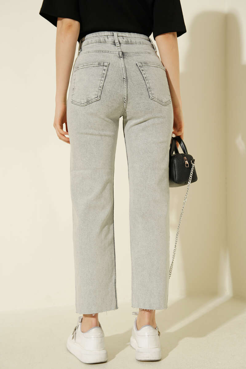https://cdn.pazarium.com.tr/kesik-boru-paca-dugmeli-kot-pantolon-kar-acik-746139-18-B.jpg