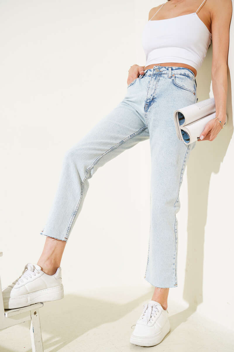 https://cdn.pazarium.com.tr/kesik-dar-paca-mom-jeans-pantolon-buz-mavisi-624356-15-B.jpg