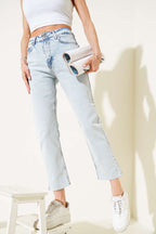 https://cdn.pazarium.com.tr/kesik-dar-paca-mom-jeans-pantolon-buz-mavisi-624357-15-B.jpg