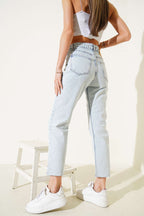 https://cdn.pazarium.com.tr/kesik-dar-paca-mom-jeans-pantolon-buz-mavisi-624359-15-B.jpg