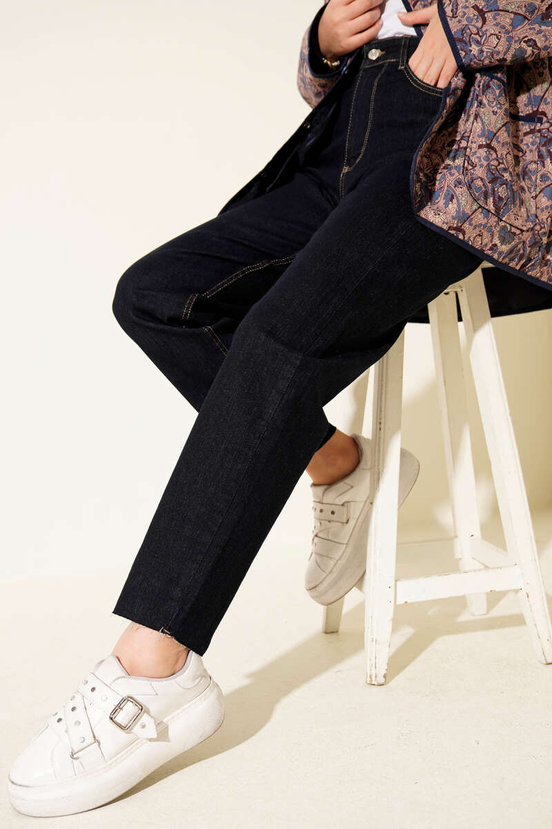 https://cdn.pazarium.com.tr/kesik-paca-mom-jean-pantolon-lacivert-684596-16-B.jpg