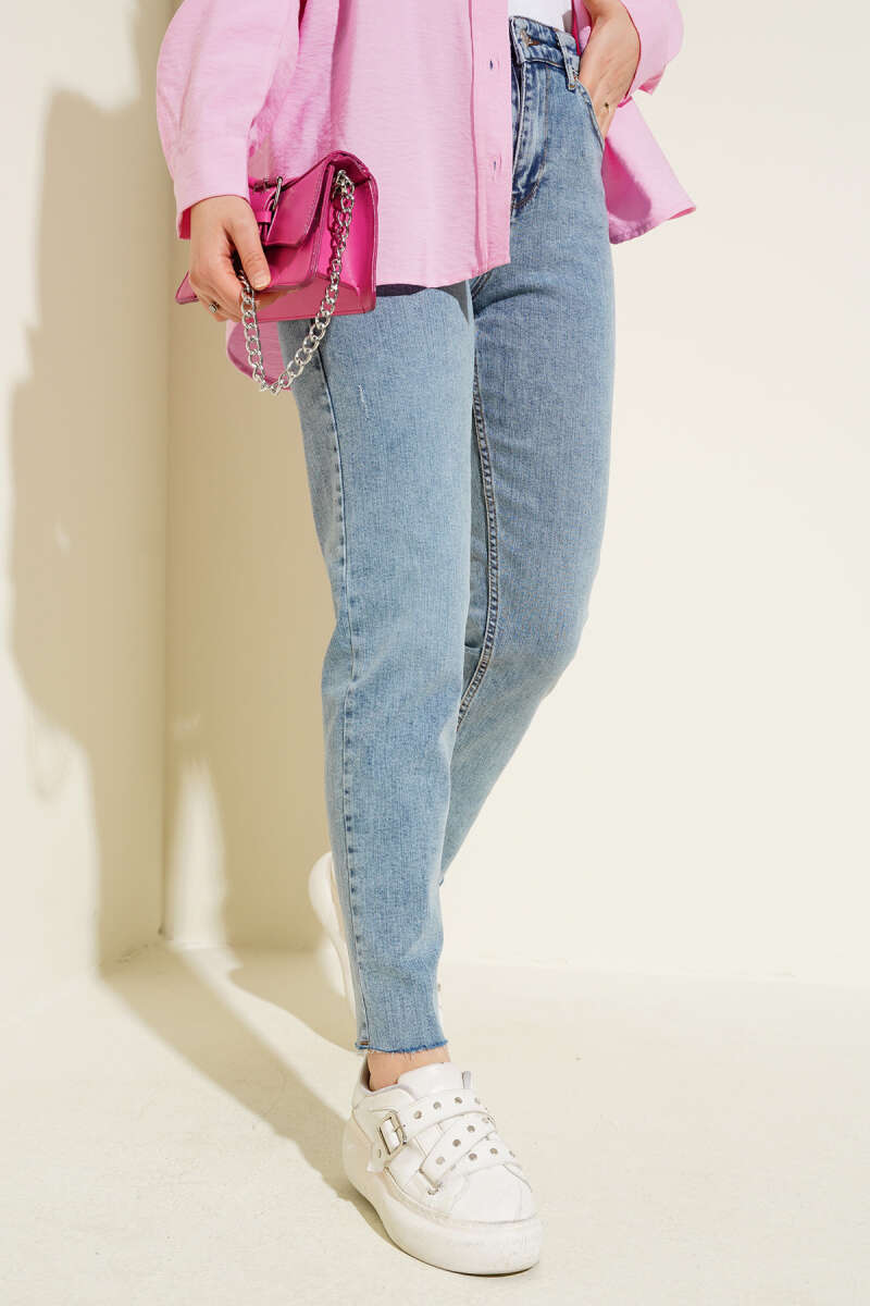 https://cdn.pazarium.com.tr/kesik-paca-yipratmali-mom-jeans-pantolon-kar-yikama-588081-14-B.jpg