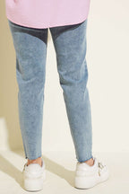 https://cdn.pazarium.com.tr/kesik-paca-yipratmali-mom-jeans-pantolon-kar-yikama-588083-14-B.jpg