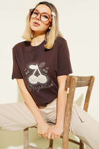 https://cdn.pazarium.com.tr/kiraz-baskili-mini-tasli-t-shirt-kahve-771914-18-B.jpg