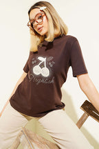 https://cdn.pazarium.com.tr/kiraz-baskili-mini-tasli-t-shirt-kahve-771915-18-B.jpg
