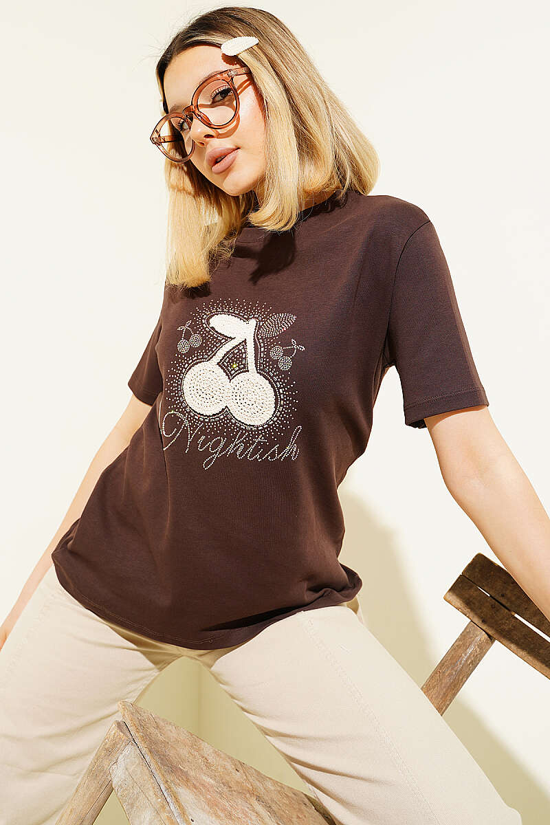 https://cdn.pazarium.com.tr/kiraz-baskili-mini-tasli-t-shirt-kahve-771915-18-B.jpg
