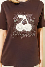 https://cdn.pazarium.com.tr/kiraz-baskili-mini-tasli-t-shirt-kahve-771917-18-B.jpg