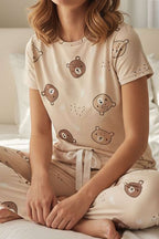 https://cdn.pazarium.com.tr/kisa-kollu-bisiklet-yaka-desenli-pijama-takimi-asorti-asorti-12-756200-18-B.jpg