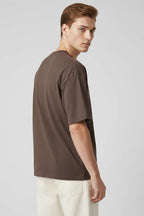 https://cdn.pazarium.com.tr/kisa-kollu-oversize-erkek-tisort-kahve-739342-18-B.jpg