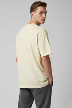 https://cdn.pazarium.com.tr/kisa-kollu-oversize-erkek-tisort-sari-739348-18-B.jpg
