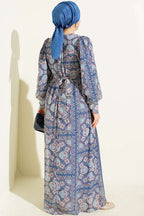 https://cdn.pazarium.com.tr/kol-mansetli-desenli-sifon-elbise-mavi-815381-20-B.jpg