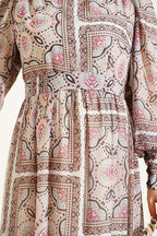 https://cdn.pazarium.com.tr/kol-mansetli-desenli-sifon-elbise-pudra-815366-20-B.jpg