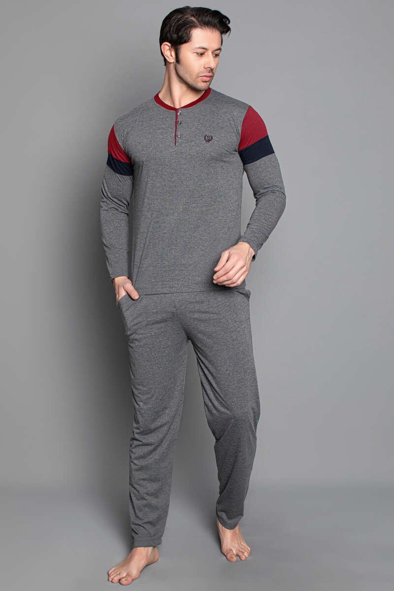 https://cdn.pazarium.com.tr/kol-seritli-uzun-kol-erkek-pijama-takimi-fume-bordo-652760-15-B.jpg