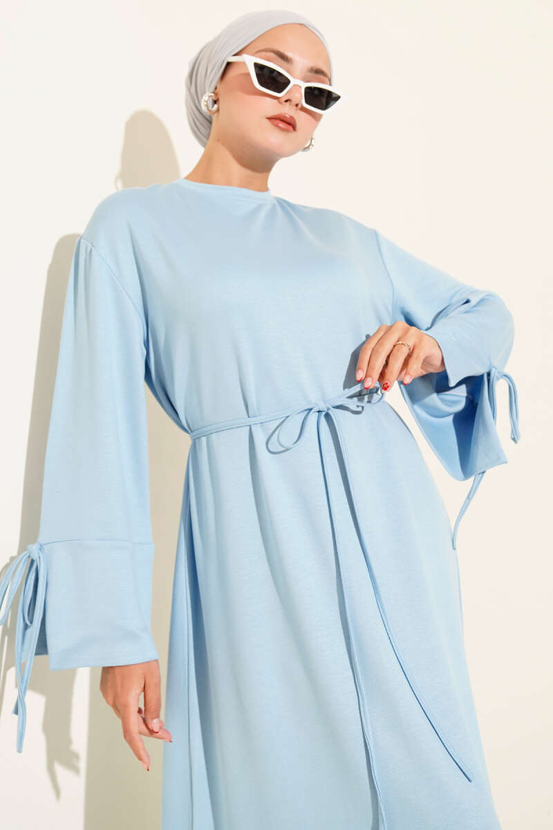 https://cdn.pazarium.com.tr/kol-ucu-bagcik-detayli-elbise-mavi-675087-16-B.jpg