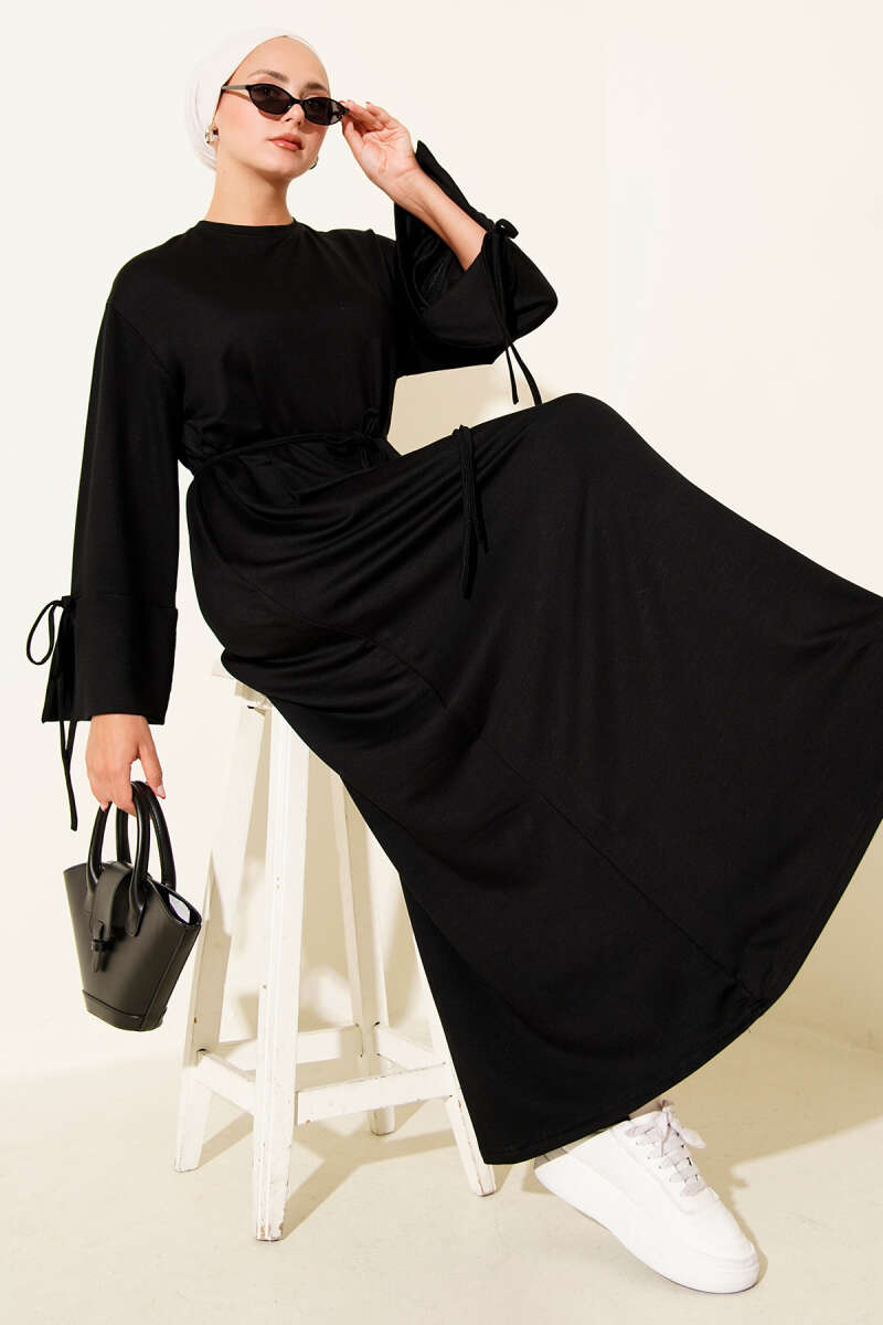Kleid mit Schnürung am Armende
