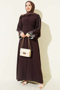 https://cdn.pazarium.com.tr/kol-ucu-nakisli-kusakli-abaya-kahve-812745-20-B.jpg