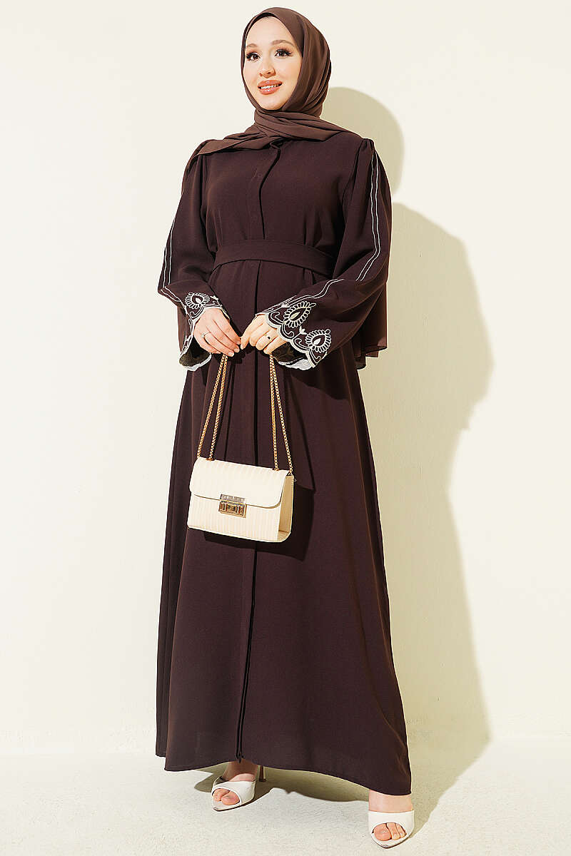 https://cdn.pazarium.com.tr/kol-ucu-nakisli-kusakli-abaya-kahve-812745-20-B.jpg
