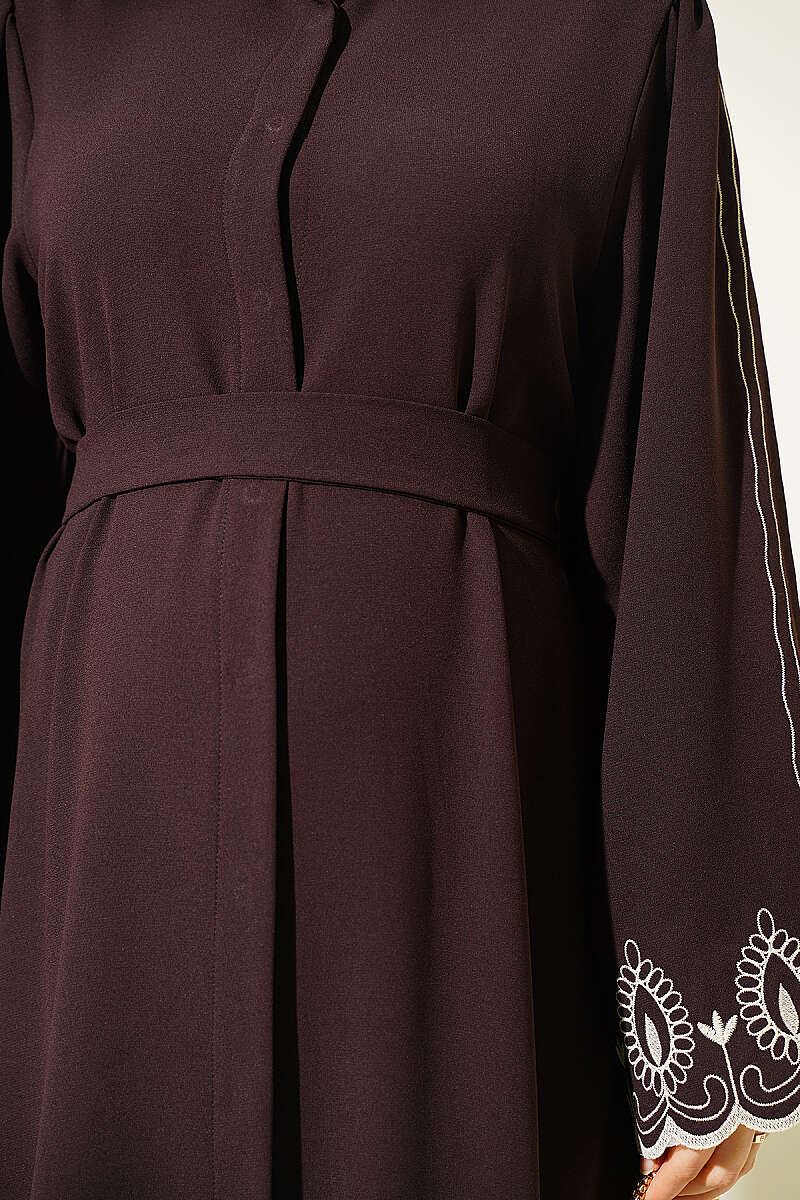https://cdn.pazarium.com.tr/kol-ucu-nakisli-kusakli-abaya-kahve-812748-20-B.jpg