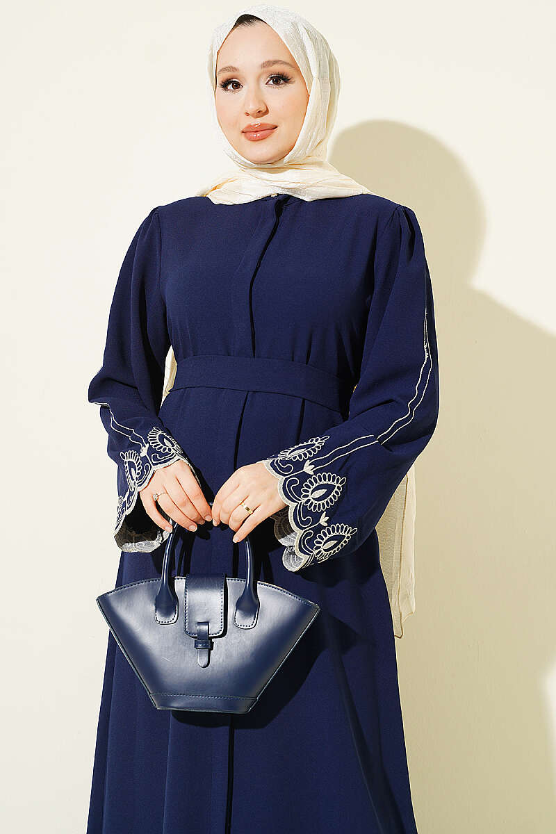 https://cdn.pazarium.com.tr/kol-ucu-nakisli-kusakli-abaya-lacivert-812750-20-B.jpg