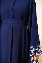 https://cdn.pazarium.com.tr/kol-ucu-nakisli-kusakli-abaya-lacivert-812752-20-B.jpg