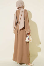 https://cdn.pazarium.com.tr/kol-ucu-nakisli-kusakli-abaya-latte-815048-20-B.jpg