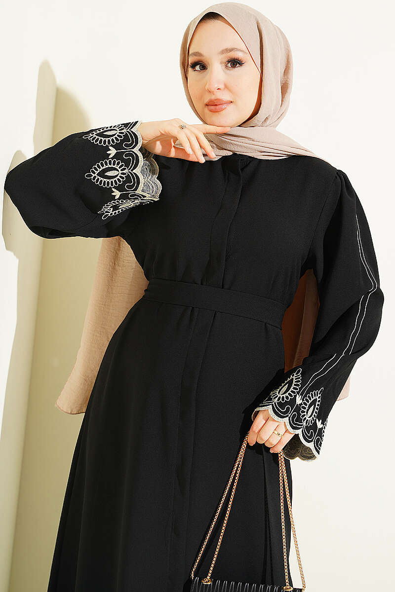 https://cdn.pazarium.com.tr/kol-ucu-nakisli-kusakli-abaya-siyah-812754-20-B.jpg