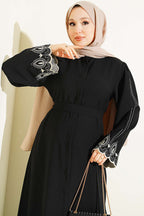 https://cdn.pazarium.com.tr/kol-ucu-nakisli-kusakli-abaya-siyah-812754-20-B.jpg