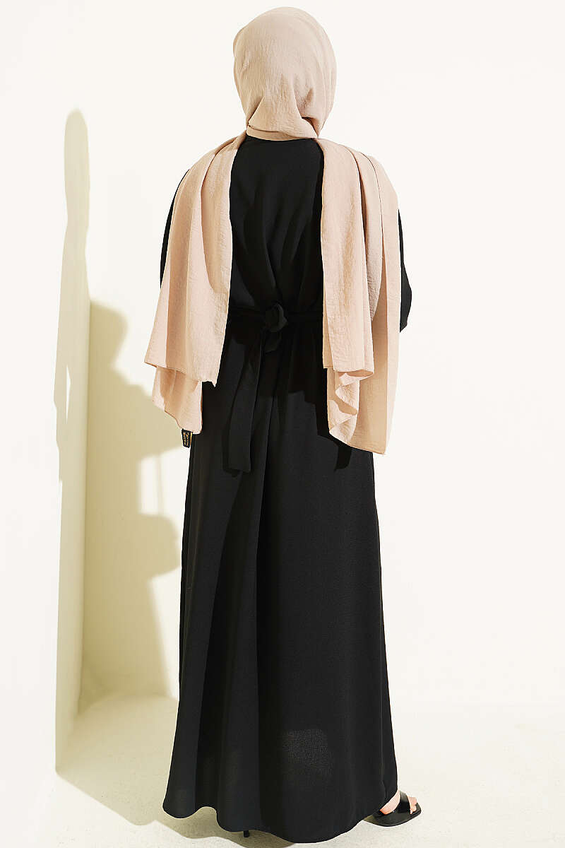 https://cdn.pazarium.com.tr/kol-ucu-nakisli-kusakli-abaya-siyah-812755-20-B.jpg