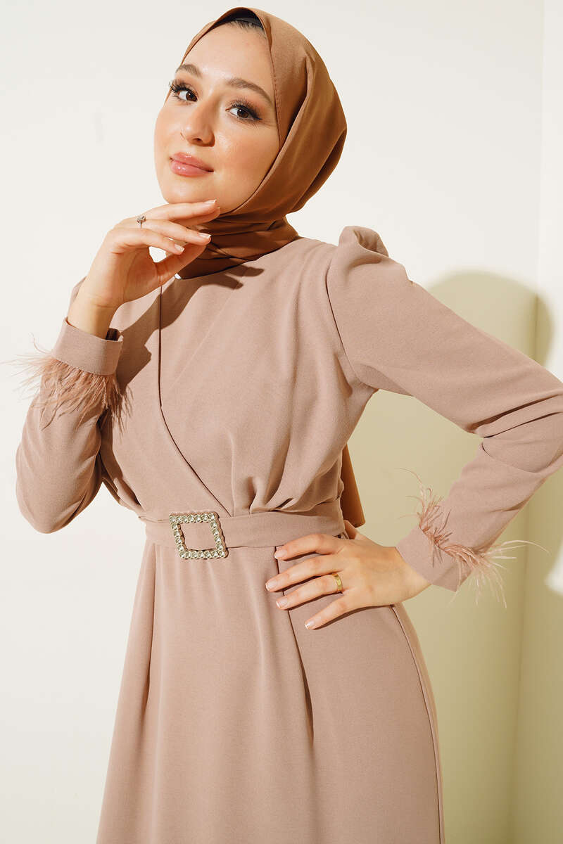 https://cdn.pazarium.com.tr/kol-ucu-tuylu-kemerli-elbise-camel-404181-93-B.jpg