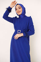https://cdn.pazarium.com.tr/kol-ucu-tuylu-kemerli-elbise-saks-367806-84-B.jpg
