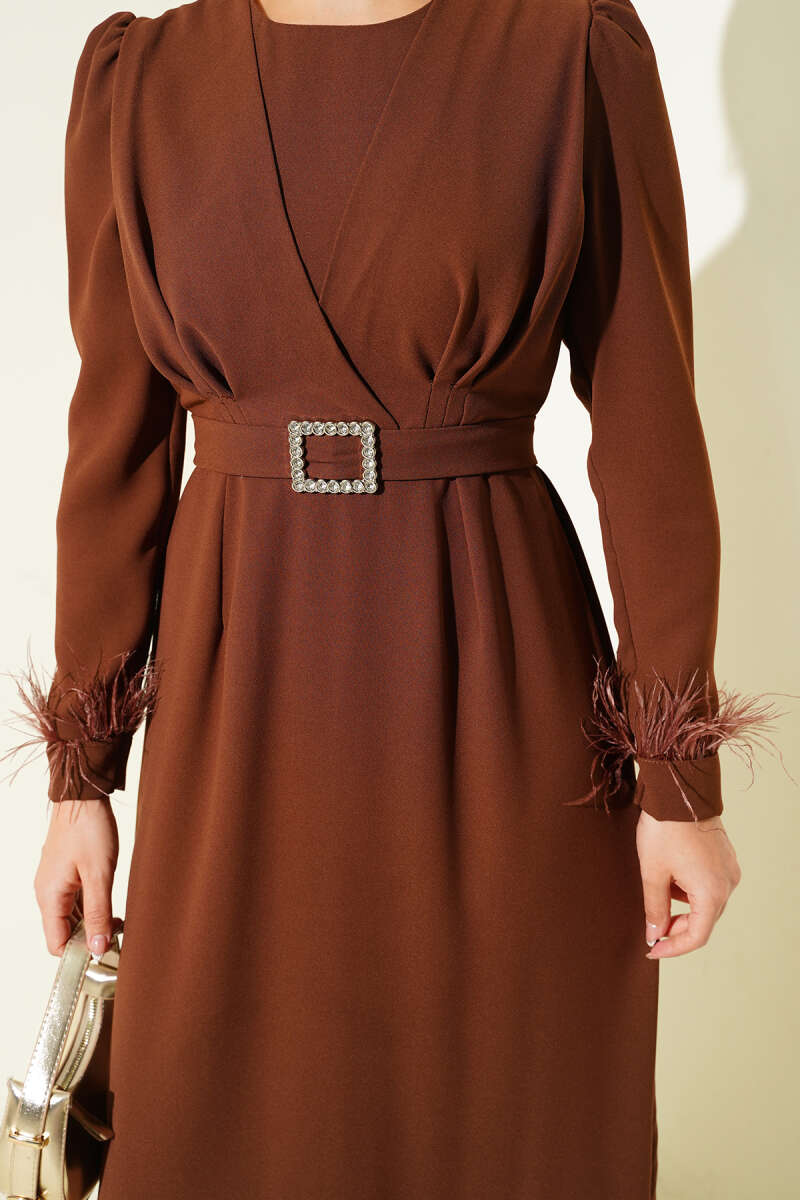 https://cdn.pazarium.com.tr/kol-ucu-tuylu-kemerli-elbise-taba-692922-83-B.jpg