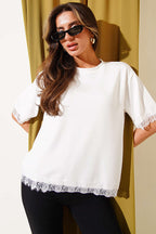 https://cdn.pazarium.com.tr/kol-ve-etek-ucu-dantelli-t-shirt-beyaz-782334-19-B.jpg